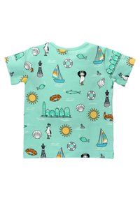 Lyhythihainen mintunvihreä t-paita, jossa on monipuolisia värikkäitä meriteemaisia graafisia kuvia, kuten kaloja, veneitä, aurinkoja ja simpukoita.