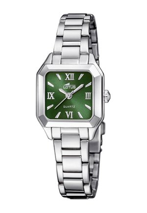 Srebrni metalni ručni sat s pravokutnim zelenim brojčanikom, rimskim brojkama na 12, 3, 6, 9 i tri kazaljke koje pokazuju 1:09:37.