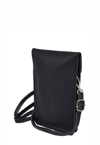 Sac bandoulière en cuir bleu marine avec une finition texturée, forme rectangulaire, sangle ajustable et accents de quincaillerie ton argent.