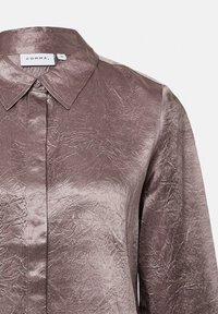Blouse mauve brillante à manches longues avec texture froissée, col pointu, et patte de boutonnage dissimulée, taille 36 de la marque Comma.