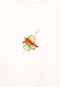 Tessuto bianco con un piccolo motivo stampato a spiedino che presenta peperoni verdi e un peperoncino rosso. La texture è liscia e leggermente lucida.