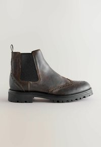 Brązowe skórzane botki Chelsea z misternym zdobieniem w stylu brogue, elastycznymi bocznymi panelami i trwałą czarną gumową podeszwą zapewniającą przyczepność.