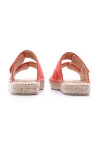 Sandales espadrilles corail avec straps réglables, tige en textile tissé et semelle en jute naturel. Design à dos ouvert pour une meilleure respirabilité.