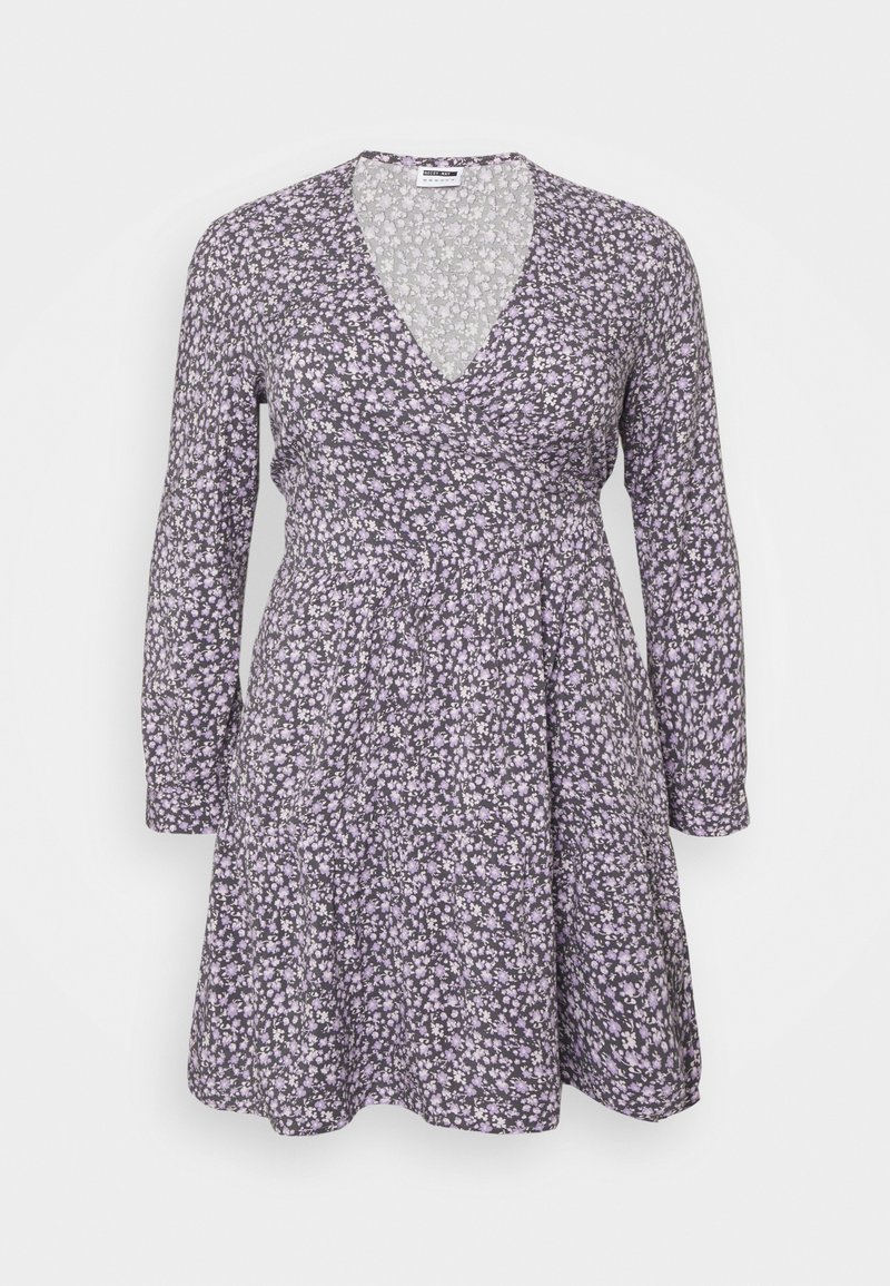 Vestido floral roxo com decote em V, mangas longas e cintura ajustada. O tecido apresenta pequenas flores roxas claras sobre um fundo escuro.