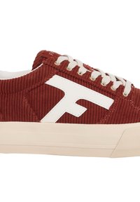 Rote Kord Sneaker mit weißen Akzenten, ausgestattet mit einem großen weißen 'F' Logo, runder Zehenpartie und beiger Gummisohle. Die Schnürsenkel sind hellgrau.