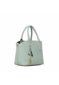 Borsa a tracolla in ecopelle verde chiaro, con due manici, un ciondolo dorato e un design strutturato. Presenta una chiusura con zip e un logo impresso.