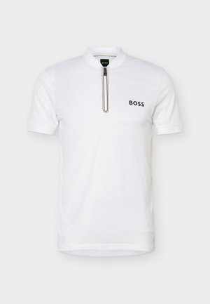 Polo blanc à manches courtes avec une fermeture éclair à l'avant et le logo "BOSS" sur la poitrine gauche, avec col et poignets côtelés.
