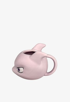 Tazza in ceramica di colore viola chiaro a forma di testa di creatura con grandi orecchie e un occhio visibile, con apertura superiore e manico rotondo.