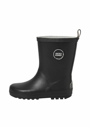 Botte de pluie en caoutchouc noir avec un dessus texturé, une petite pointe arrondie et un patch logo argenté. Comprend une semelle antidérapante et une languette de tirage.