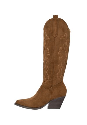 Bruine suède cowboylaarzen met een puntige neus en een gestapelde hak, voorzien van ingewikkelde stikpatronen langs de schacht.