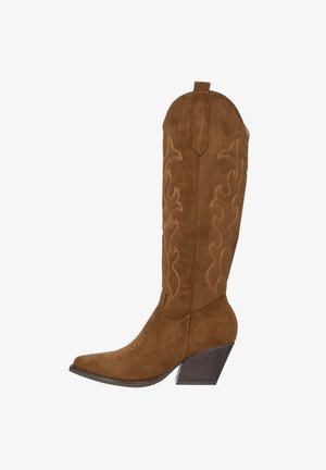 Braune Cowboy-Stiefel aus Wildleder mit spitzer Zehenpartie und gestapeltem Absatz, verziert mit aufwendigen Stickmustern entlang des Schafts.