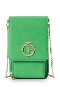 Borsa a tracolla in pelle verde con texture, logo con accenti dorati, chiusura con patta e tracolla a catena. Presenta un compartimento con zip.