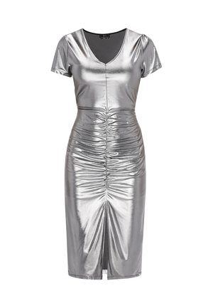 Abito metallico argento con scollatura a V, maniche corte e dettagli arricciati lungo il corpetto e la gonna, con uno spacco frontale.
