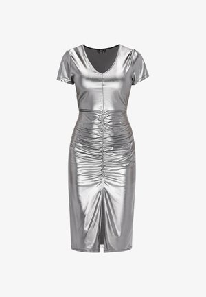 Ezüst fémes ruha V-kivágással, rövid ujjakkal és ráncolt részletekkel a mellek és a szoknya mentén, elől hasítékkal.