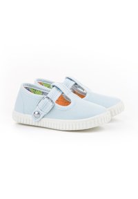 Zapatillas de lona de color azul claro con suela blanca de goma, con tira de hebilla, punta redondeada y un forro interior de estampado.