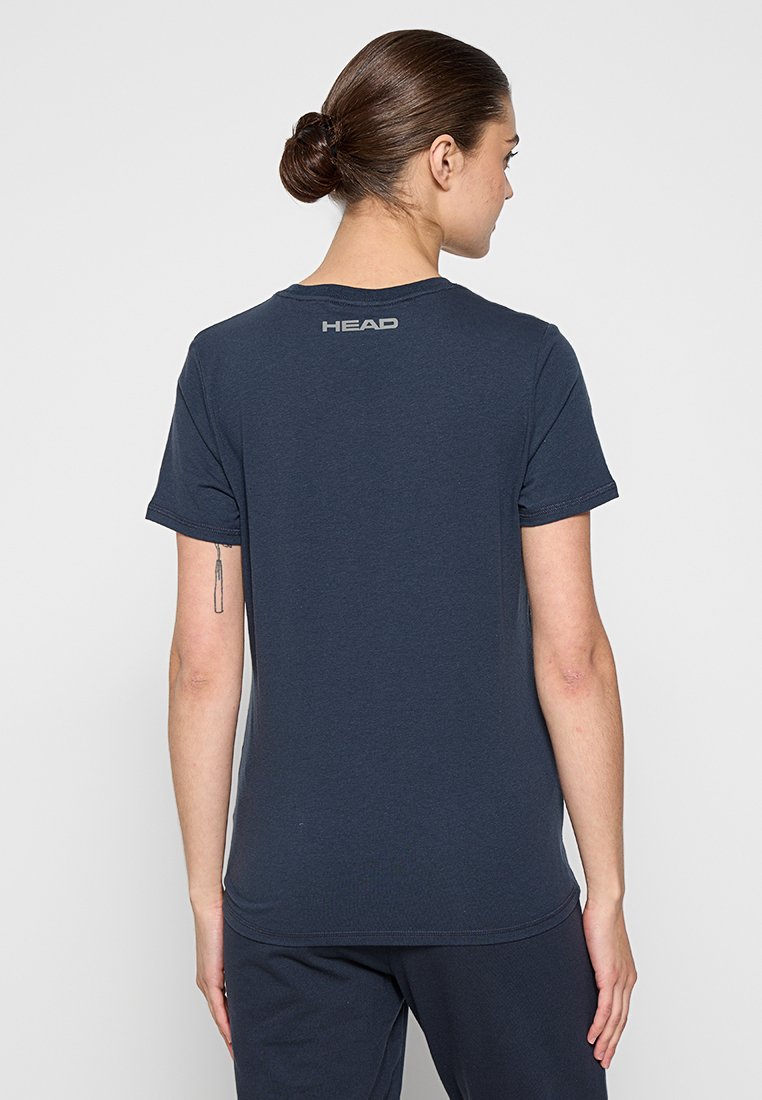 T-shirt bleu marine à manches courtes en tissu doux. Présente un col rond et un logo « HEAD » visible en gris clair au dos.