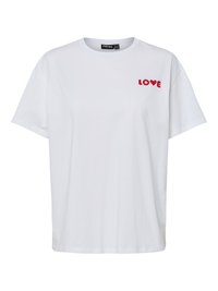 Bijela majica kratkih rukava s crvenim tekstom "LOVE" na gornjem lijevom dijelu prsa, gdje je slovo "O" zamijenjeno oblikom srca.