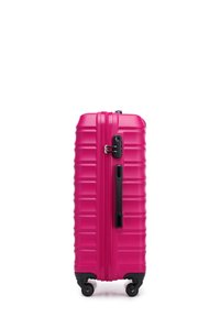 Maleta rígida de spinner en un vibrante color rosa, con una superficie texturizada, doble cremallera, un asa lateral y cuatro ruedas negras para una fácil maniobrabilidad.