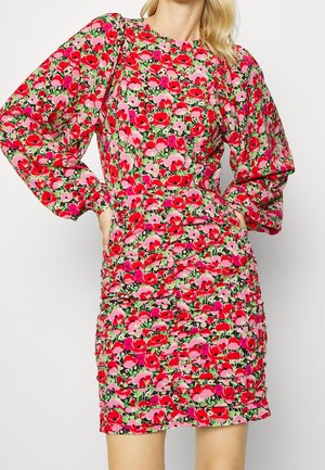 Dopasowana sukienka w kwiaty z długimi bufkowymi rękawami w odcieniach czerwieni, różu i zieleni, z teksturowaną, marszczoną spódnicą i okrągłym dekoltem.