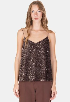 Top marrone con paillettes e spalline sottili, caratterizzato da scollo a V e vestibilità ampia, superficie testurizzata e effetto brillante su sfondo semplice.