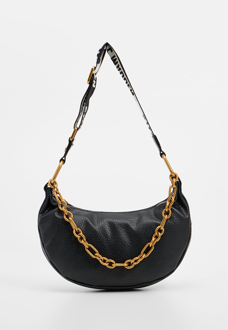 Bolso de hombro de cuero negro con forma curva, que presenta una superficie texturizada, herrajes de cadena dorada y una correa ajustable con logo.