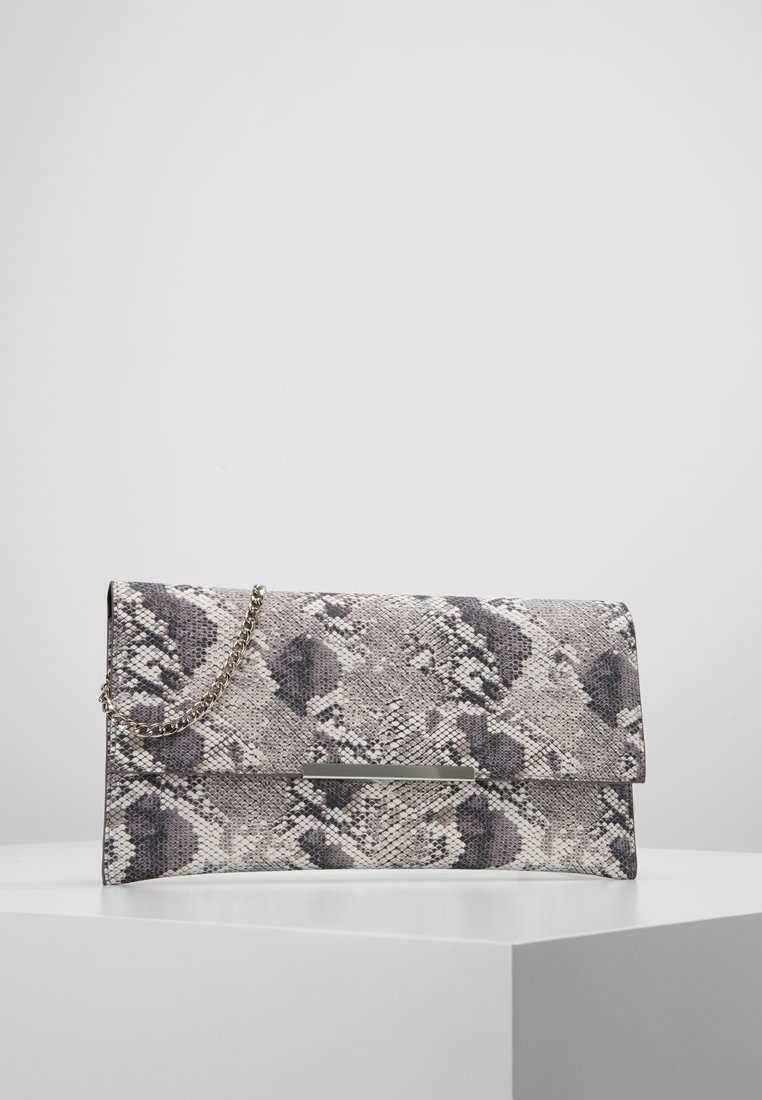 Pochette avec un motif imprimé serpent gris et blanc, dotée d'un accent en métal rectangulaire argenté et d'une bandoulière en chaîne métallique.