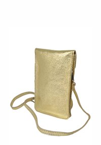 Sac bandoulière métallisé doré à texture lisse, de forme rectangulaire, avec une bandoulière réglable. Dispose d'une fermeture éclair le long du bord supérieur.