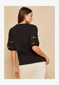 Unausgewählt, black heart lace insert