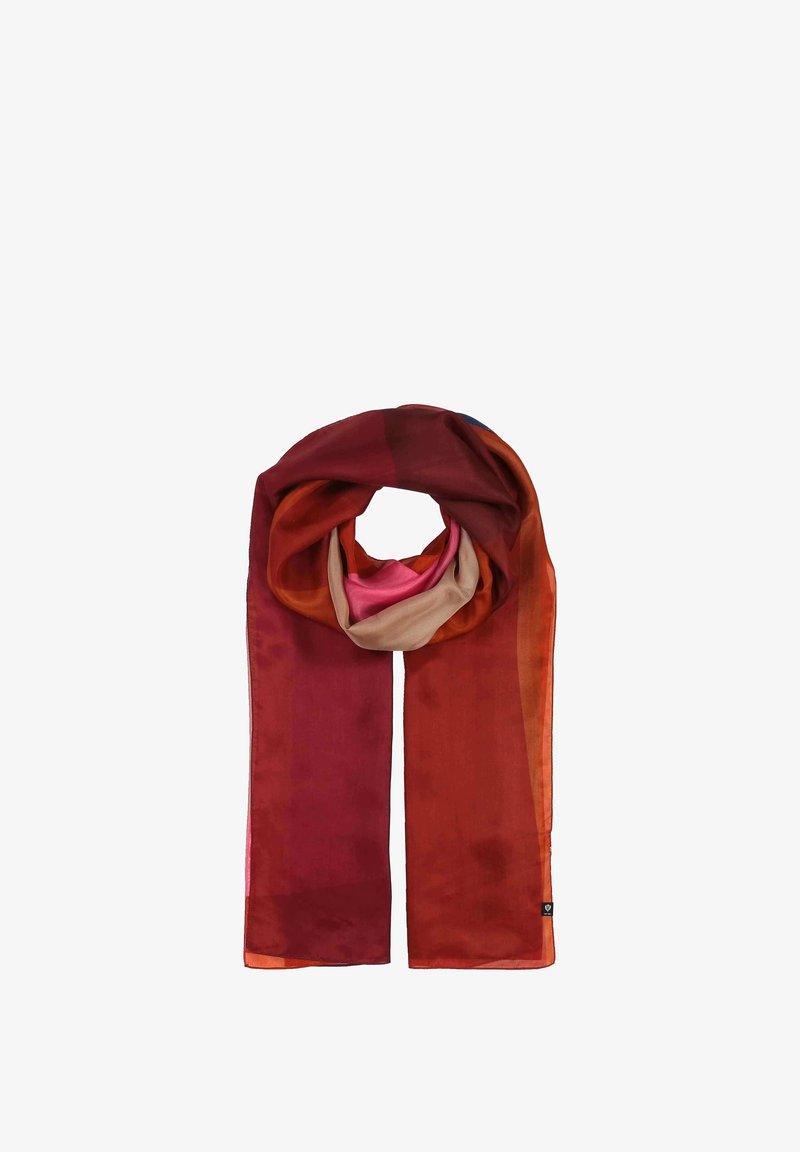 Foulard en soie rectangulaire avec des dégradés de couleurs allant du rouge profond à l'orange chaleureux, doté d'une texture lisse et d'une légère translucidité.
