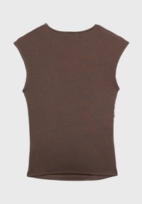 Brun ärmlös topp i mjukt tyg, med rundad krage, figurnära passform och en oavbruten baksida.