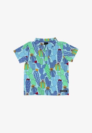 Kortærmet polo shirt i lyseblåt stof med et farverigt kaktus-motiv i varierende nuancer af grønt og røde accenter.