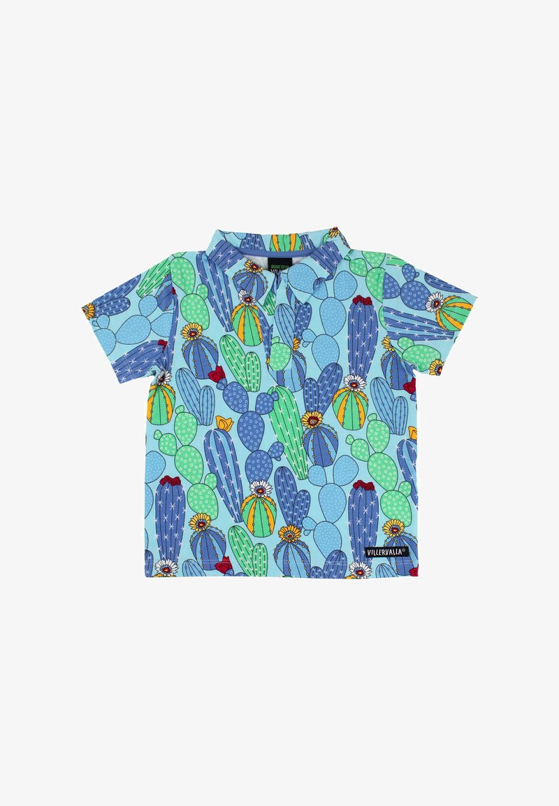 Polo tričko s krátkým rukávem ve světle modré barvě s veselým potiskem kaktusů v různých odstínech zelené a červenými akcenty.