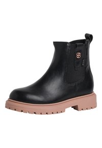 Bottines en cuir noir avec des panneaux élastiques sur les côtés, une languette de traction et une semelle en caoutchouc épaisse rose clair. Texture lisse et minimalisme dans les détails.