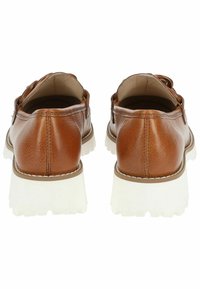 Brązowe skórzane buty o teksturowanym wykończeniu, z białą gumową podeszwą, lekkim obcasem i widocznymi detalami szycia wzdłuż krawędzi.
