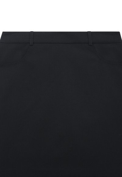 Zwarte rok met een gladde textuur, voorzien van een platte tailleband, subtiele zakken en een gestructureerd ontwerp. De stof is egaal zonder patronen.