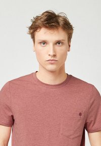 Bordeaux korthalf mouw t-shirt van zachte stof, voorzien van een klein patch pocket met een boom logo. Regular fit met een ronde hals.