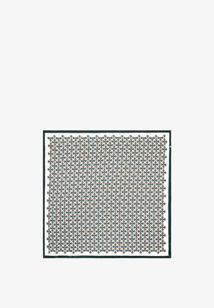 Foulard quadrato in seta caratterizzato da un motivo geometrico di motivi marroni e blu su uno sfondo bianco, bordato di verde scuro.