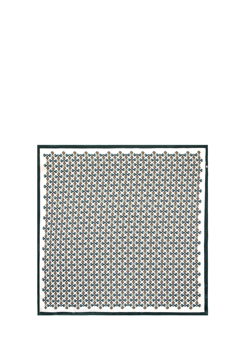 Vierkante zijden sjaal met een geometrisch patroon van bruine en blauwe motieven op een witte achtergrond, omzoomd met donkergroen.