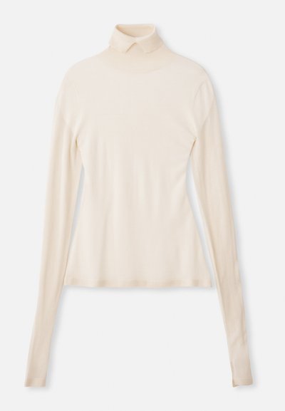 Krēms turtlenecks džemperis, izgatavots no mīkstas, gludas auduma, ar gariem piedurknēm, pieguļošu siluetu un nelielu stiepšanos ērtībai.