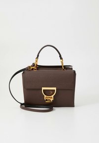 Hnědá texturovaná kožená kabelka se zlatým kovovým zapínáním, horním držadlem a odnímatelným ramenním popruhem. Obdélníkový tvar s minimalistickým designem.