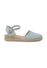 Sandales espadrilles bleu clair avec une tige en toile, talon ouvert, bride de cheville et semelle en jute tissée. Présente un léger talon compensé pour une élévation.