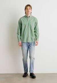 BOSS TROY - Traperice ravnih nogavica - bright blue