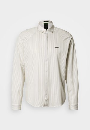 Randig långärmad skjorta i ljusbeige och vitt, med spridningskrage, knappstängning och broderad "BOSS"-logotyp på bröstet.