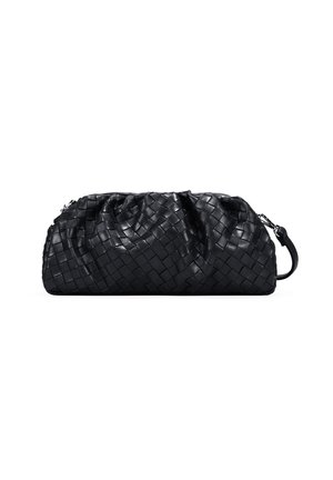 Bolso de mano de cuero trenzado negro con parte superior fruncida y correa desmontable, exhibido sobre fondo blanco.