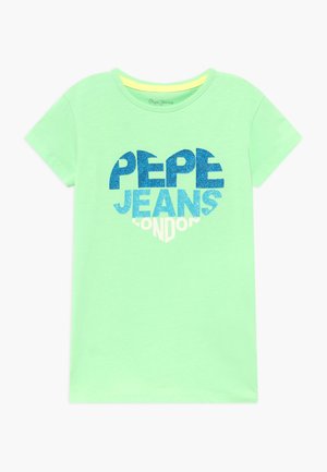 Camiseta de manga corta verde clara con texto azul brillante "PEPE JEANS" y texto blanco más pequeño "LONDON" dentro de una forma de corazón en el frente.