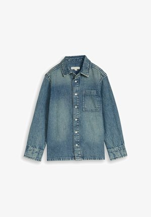 Modrá rifľová košeľa na gombíky s dlhými rukávmi a jedným náprsným vreckom, rozložená na bielom pozadí.