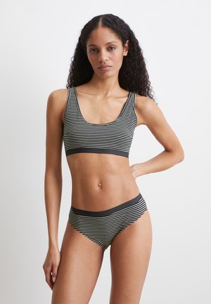 Gestreepte zwart-witte bralette en bikini set, met een brede elastische band en zachte, rekbare stof voor comfort en pasvorm.