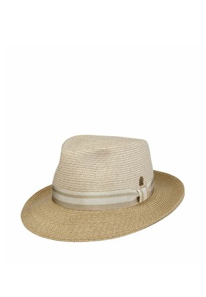 Hellbeiger gewebter Fedora-Hut mit einem hellbraun-creme gestreiften Band um den Sockel der Krone und einem kleinen dekorativen Emblem.