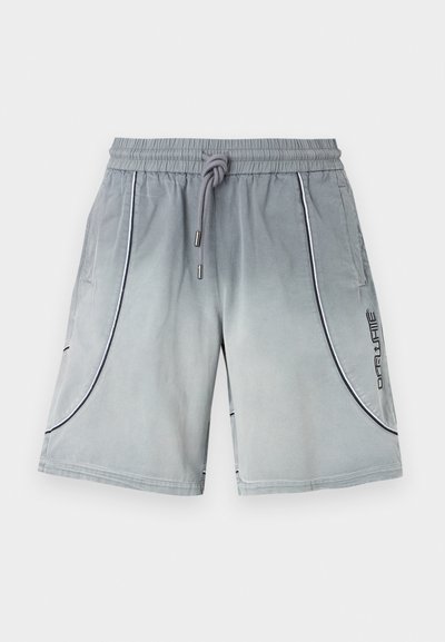 Ανοιχτό γκρι casual σορτς με ελαστική μέση, κορδόνι, πλαϊνές τσέπες, μαύρο περίγραμμα και λογότυπο στο δεξί πόδι.