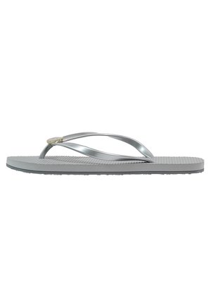 Sølv flip-flop sandal med tekstureret sål og tynde stropper, vist i sideprofil på hvid baggrund.